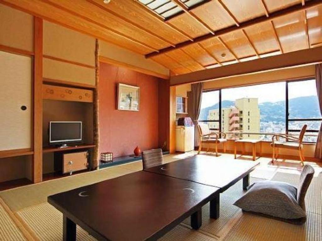 Tsukino Sumika Atami Juraku Hotel Buitenkant foto
