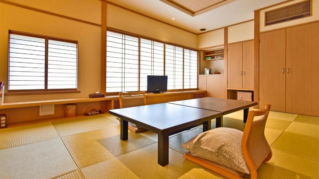 Tsukino Sumika Atami Juraku Hotel Buitenkant foto
